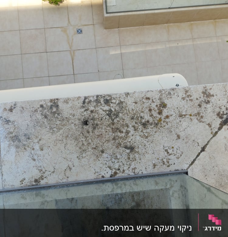 משטח אבן מלוכלך עם כתמים כהים